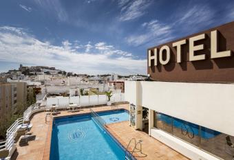 Hotel Royal Plaza has Balcony rooms