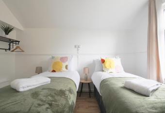 3 Bedroom House with Sky TV and Easy Access to City Centre allows 18 year olds to book a room