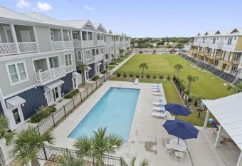 Luxury Beach Condo 5 Min Walk To Beach & Shops! has Balcony rooms