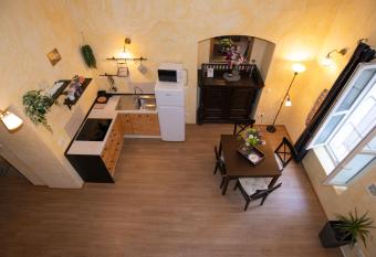 Central Oasis-with parking has rooms with a private hot tub