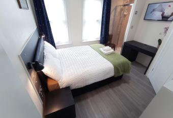 The Maple Studio - Self contained one bed studio flat allows 18 year olds to book a room
