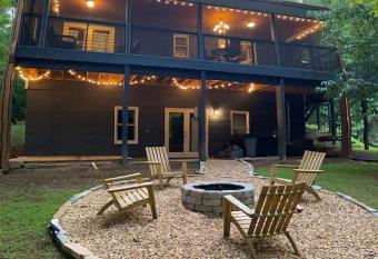 Yellow Door Hideaway has Balcony rooms