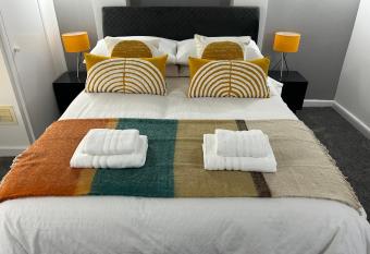 Airport Hideaway has Balcony rooms