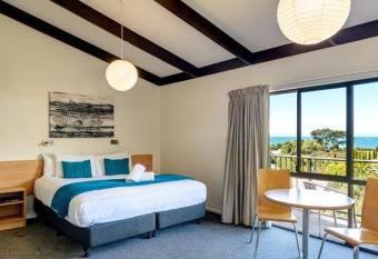 Unit 5 Kaiteri Apartments and Holiday Homes has Balcony rooms