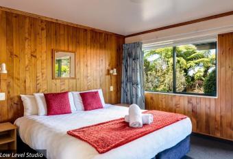 Unit 11 Kaiteri Apartments and Holiday Homes allows 18 year olds to book a room