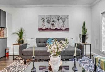 Cozy Rowhouse in Baltimore has Balcony rooms