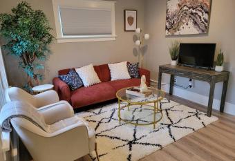 Entire Bungalow in the heart of Portland! allows 18 year olds to book a room