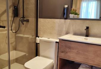 Les Cases del Mar has rooms with a private hot tub