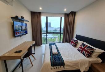 Lovely Kozi Square Studio Bedroom with Pool LV5D allows 18 year olds to book a room