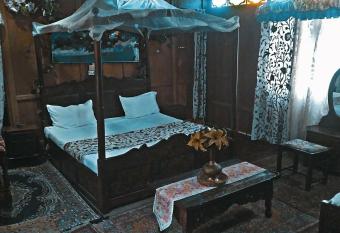 House boat shahzada has rooms with a private hot tub