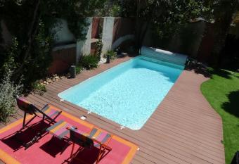 DOMUS FLORA SUITE allows 18 year olds to book a room