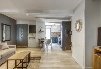 Bel appartement avec terrasse au c  ur d Avignon has Balcony rooms