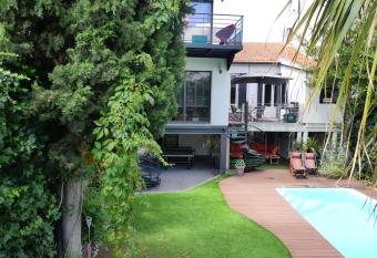 DOMUS FLORA IN THE AIR allows 18 year olds to book a room