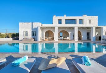 Grand Villa R  ve Naousa Paros has rooms with a private hot tub