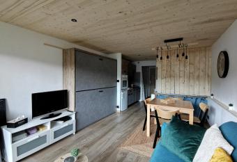 L   chapp  e   toil  e - M  tabief allows 18 year olds to book a room