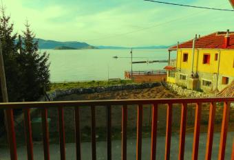 The Lake House has Balcony rooms