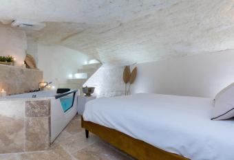 La loge de Sarah allows 18 year olds to book a room