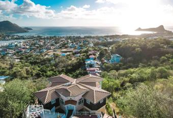 Hilltop Villa with Infinity pool amazing views has Balcony rooms