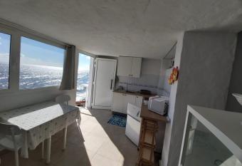 La casita blanca del mar allows 18 year olds to book a room