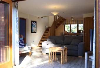 Little Bridge Cottage has Balcony rooms