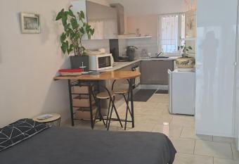 Chez Sabine et Pascal has Balcony rooms