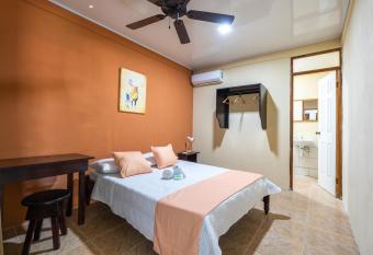 El Cocobolo Food&Rest Room 5 Bed and Breakfast WiFi AC Pkg gratis allows 18 year olds to book a room