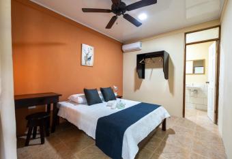 El Cocobolo Food&Rest Room 6 Bed and Breakfast WiFi AC Pkg gratis allows 18 year olds to book a room