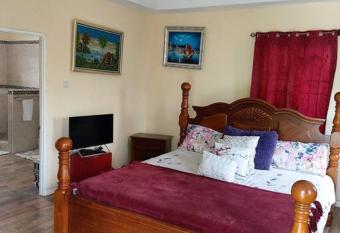 Alluring 1 Bedroom Penthouse Suite/ Priv. Terrace has rooms with a private hot tub