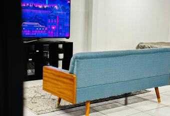 Pancho's Play Place 1BR, 8 mins to USA Consulate - Jacuzzi Hot Tub has rooms with a private hot tub