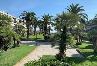 Affittiamo direttamente sul mare!! INFO Tre Cinque Uno CinqueZero OttoOtto SeiSetteSei allows 18 year olds to book a room