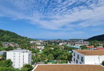 Kata Ocean View Condominium, Seaview & Luxury K12 has rooms with a private hot tub