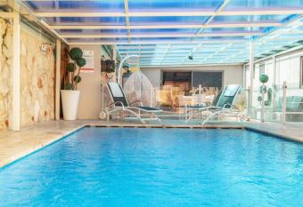                   -                                                                                                                 - Country 4Bdrm villa with jacuzzi and heated pool allows 18 year olds to book a room