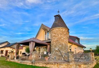    EIFELCHATEAU    has Balcony rooms