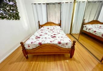 Fully Private 3 bedroom house with free parking allows 18 year olds to book a room