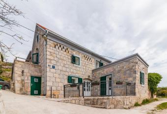 Old village getaway with stunning view has Balcony rooms