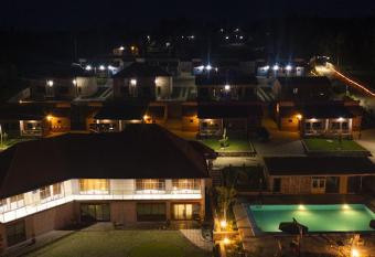 MA COMPAGNE RESORT has rooms with a private hot tub