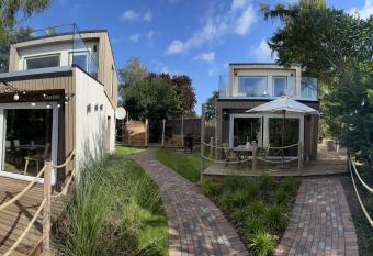 Ferienhaus Deluxe allows 18 year olds to book a room