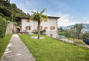 Casa Carlotta allows 18 year olds to book a room