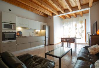 Casa Aurora - 10 min da Gardaland & Lago di Garda has Balcony rooms