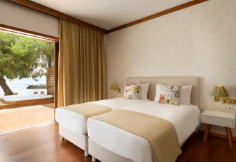 Wyndham Loutraki Poseidon Resort allows 18 year olds to book a room