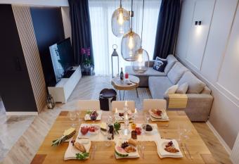 Apartament Heaven has rooms with a private hot tub