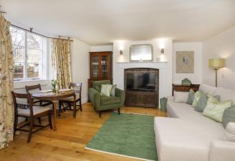 The Square garden apartment in York for up to 4 guests has Balcony rooms
