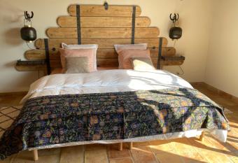 bella vista allows 18 year olds to book a room