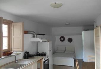 ELECTRAS LITTLE COTTAGE has Balcony rooms