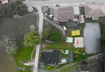 T  ebe   House has rooms with a private hot tub