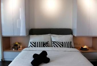 Almas Suite-SS-Puteri Harbour Legoland-JB      - SG          allows 18 year olds to book a room