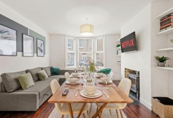 Deluxe Central Bath House - Sleeps 6 allows 18 year olds to book a room