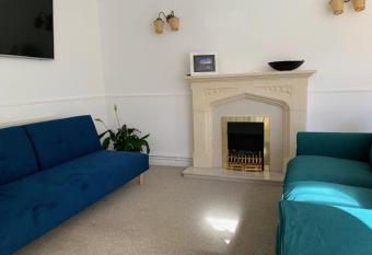 Private Room & lounge in Town Centre with parking allows 18 year olds to book a room