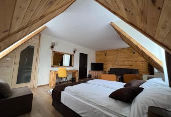 Nicole Hotel & Restaurant has Balcony rooms