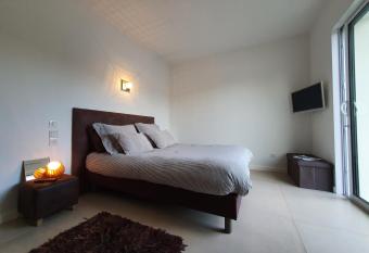 La Maison d Elisa allows 18 year olds to book a room